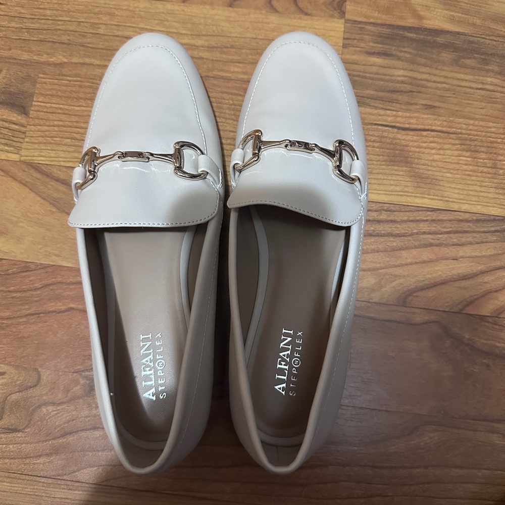 ALFANI Women's Cream Loafers